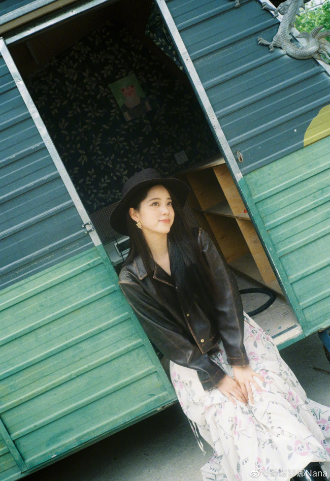 欧阳娜娜穿花裙配皮衣 对镜wink俏皮可爱