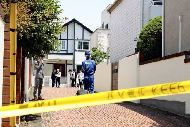 日本艺人与父母在家中自杀？