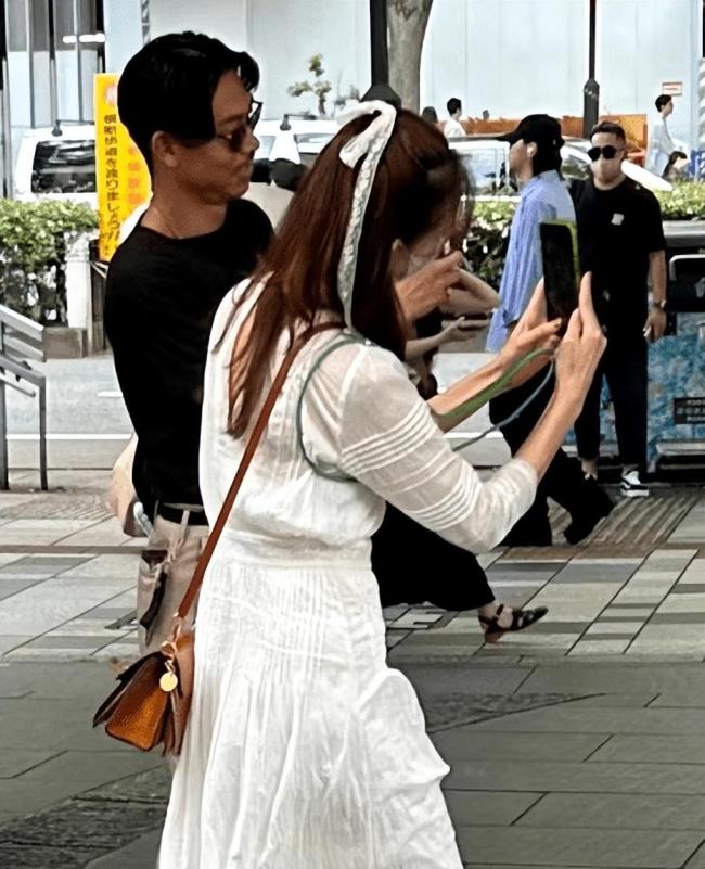 林志玲夫婦東京街頭約會 夫妻倆互相拍照氣氛甜蜜