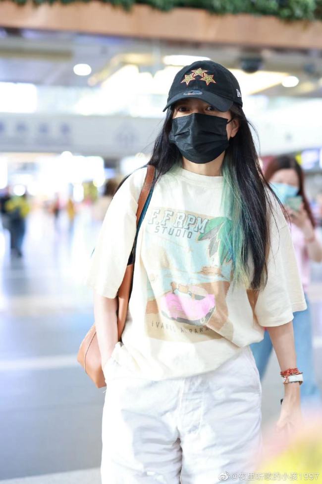 好久不见!网友机场偶遇赵薇 着装低调素颜