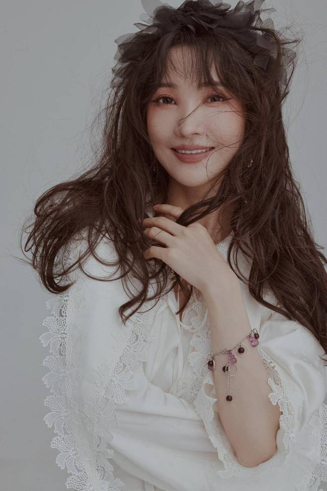 卢彩艺纯欲风写真曝光 《南洋女儿情》出演悲情女孩人生