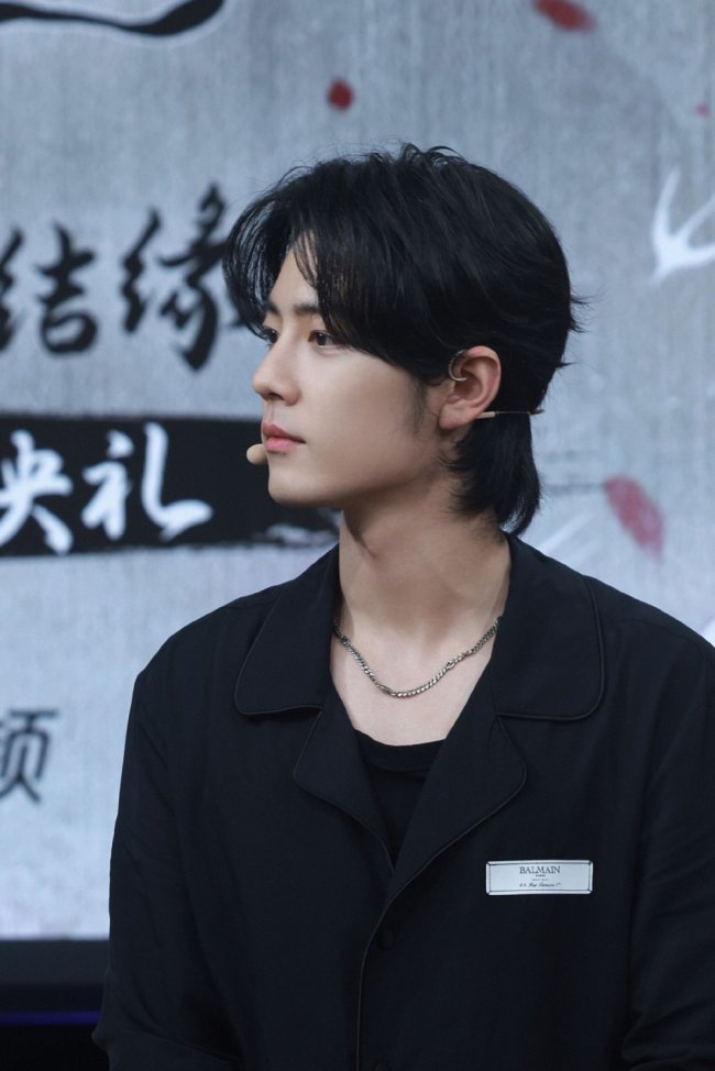 肖战出席玉骨遥大结局点映礼黑衬衫狼尾造型