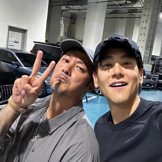 余文乐彭于晏现身陈奕迅演唱会后台热情拥抱合影