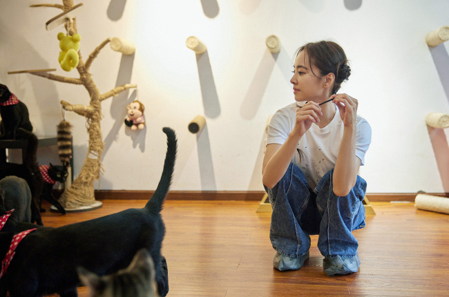 蔡依林拜访黑猫公益咖啡屋 救助故事引蔡依林落泪