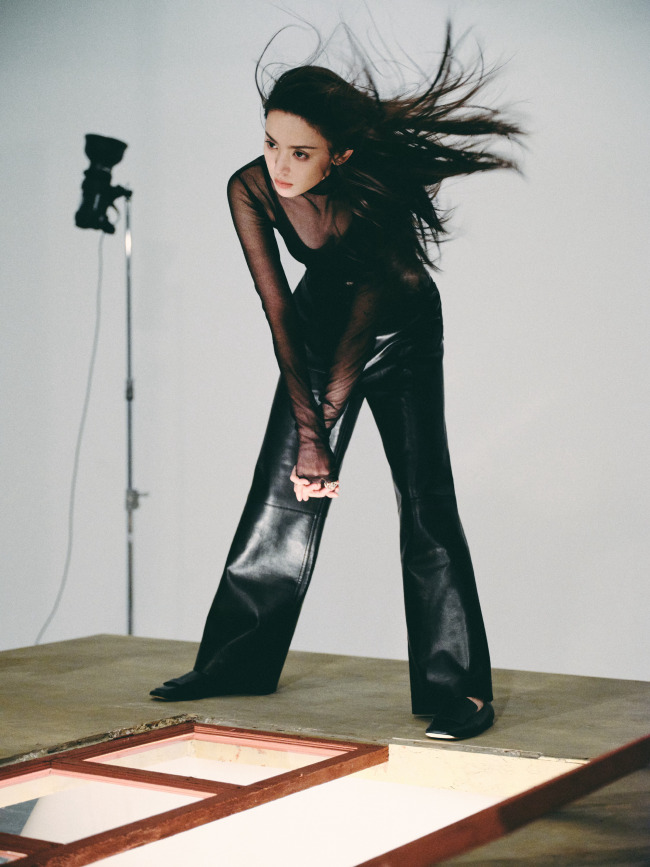 娜扎穿黑衣发丝飞扬 妆容高级气质出众