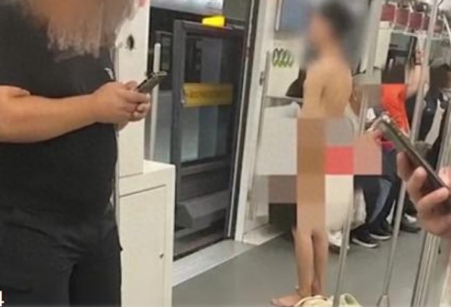这也太吓人了！上海男子在地铁上脱光衣物