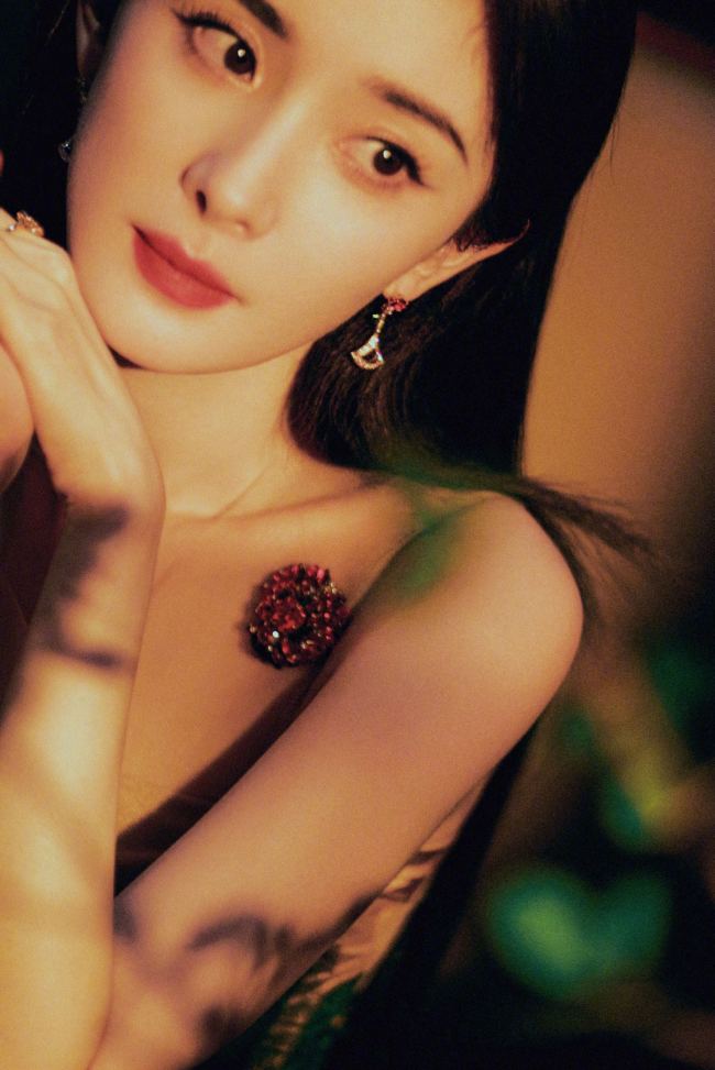 杨幂生日当天可谓祝福不断,光是微博的生日动态就迅速获得了百万的点