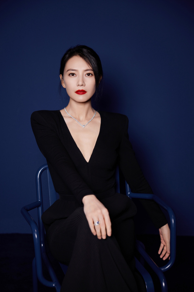 高圆圆深v黑装戴珠宝优雅迷人魅力满分3