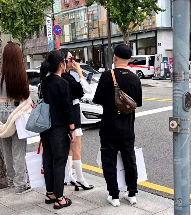 包贝尔夫妇低调现身韩国梨泰院 打扮低调满载而归