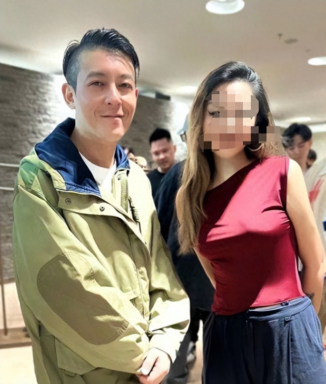 陈冠希秦舒培带爸爸现身上海父子俩罕见同框3