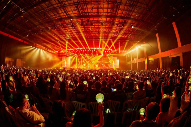 蔡徐坤吉隆坡演唱会首唱新歌《Spotlight》