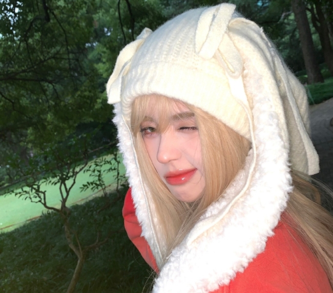 鞠婧t披金发戴针织帽对镜wink鬼马可爱