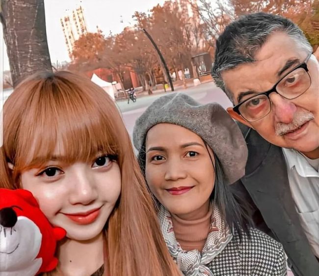 Lisa与父母合影素颜出镜 lisa家庭背景揭秘，父母是哪个国家的？_娱乐频道_中华网