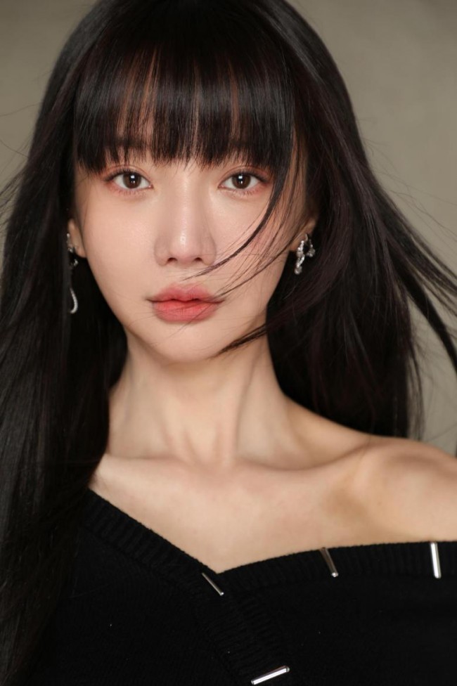 郑雅文写真露出 “黑白天鹅”的极简主义碰撞