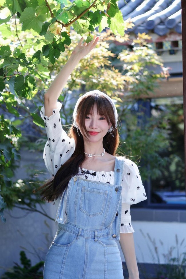 郑雅文写真露出 “黑白天鹅”的极简主义碰撞