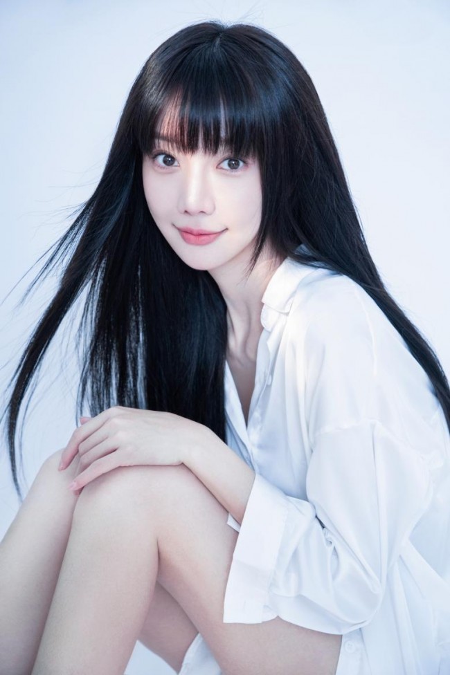 郑雅文写真露出 “黑白天鹅”的极简主义碰撞