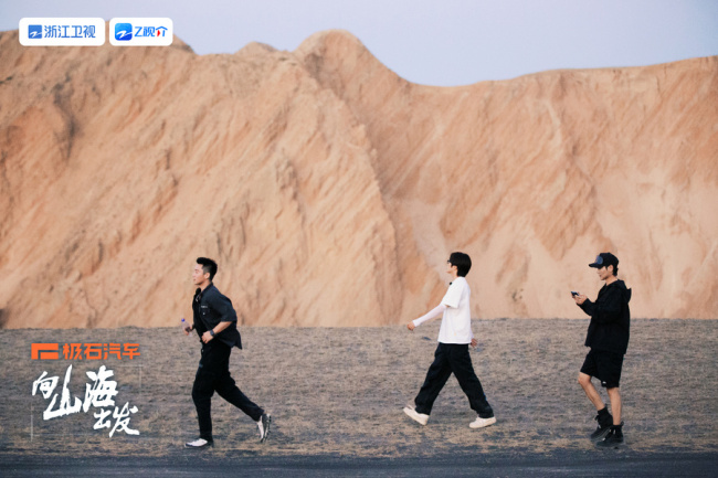 一群人走在山上 描述已自动生成