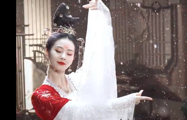 刘诗诗新剧《一念关山》今晚开播 绝美红衣雪中舞未播先火