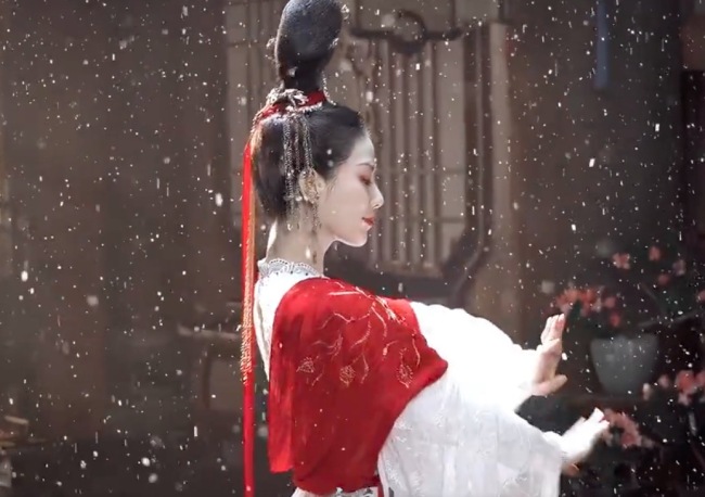 刘诗诗新剧《一念关山》今晚开播 绝美红衣雪中舞未播先火