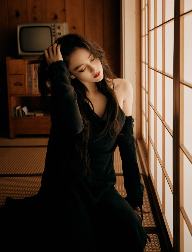 张馨予穿黑裙露香肩细腰长腿身材完美