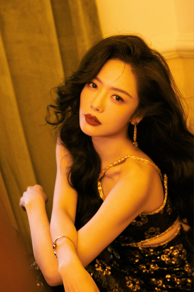 2023年12月10日,蔡文静发布花朵刺绣鎏金裙礼服造型写真.