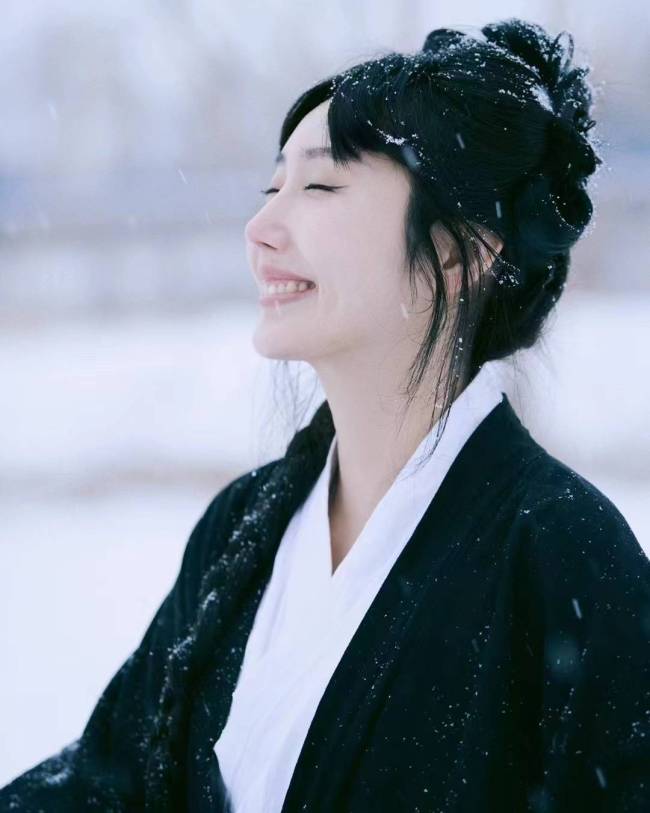 李思恰12月全新雪地大片-飒爽英气,执剑江湖