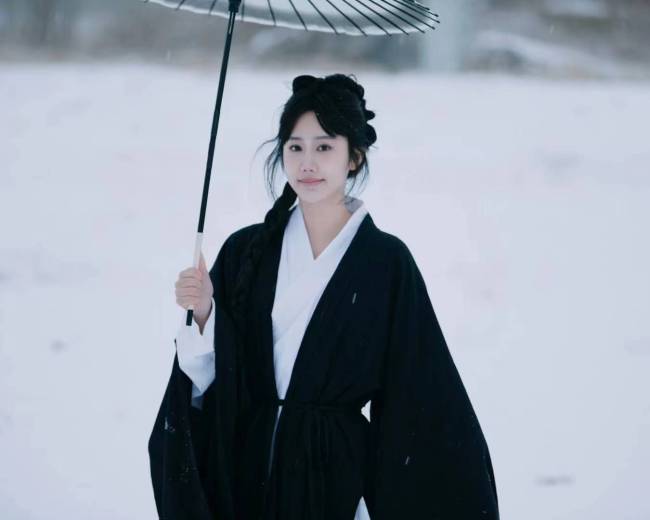 李思恰12月全新雪地大片-飒爽英气,执剑江湖