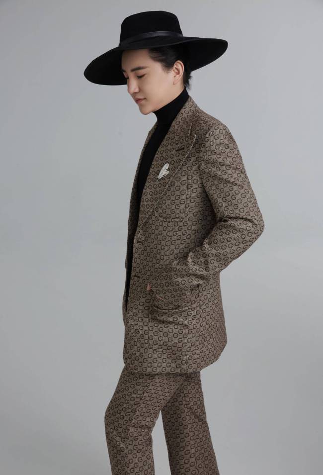 活气丽品牌创始人郑善方登上《tops时尚人物》封底 与章子怡共同出席品牌晚宴