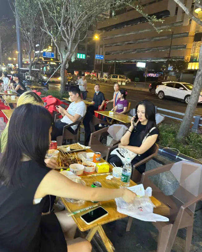 网友在成都偶遇汤唯 素颜吃大排档接地气