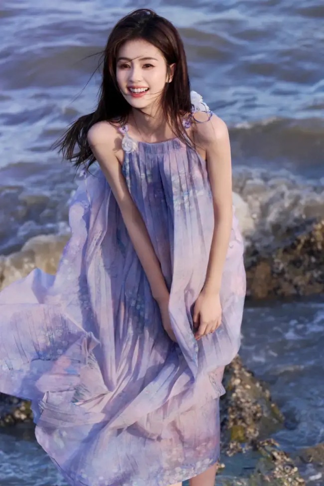 白鹿穿紫色纱裙海边漫步 侧身灿笑明媚如阳光