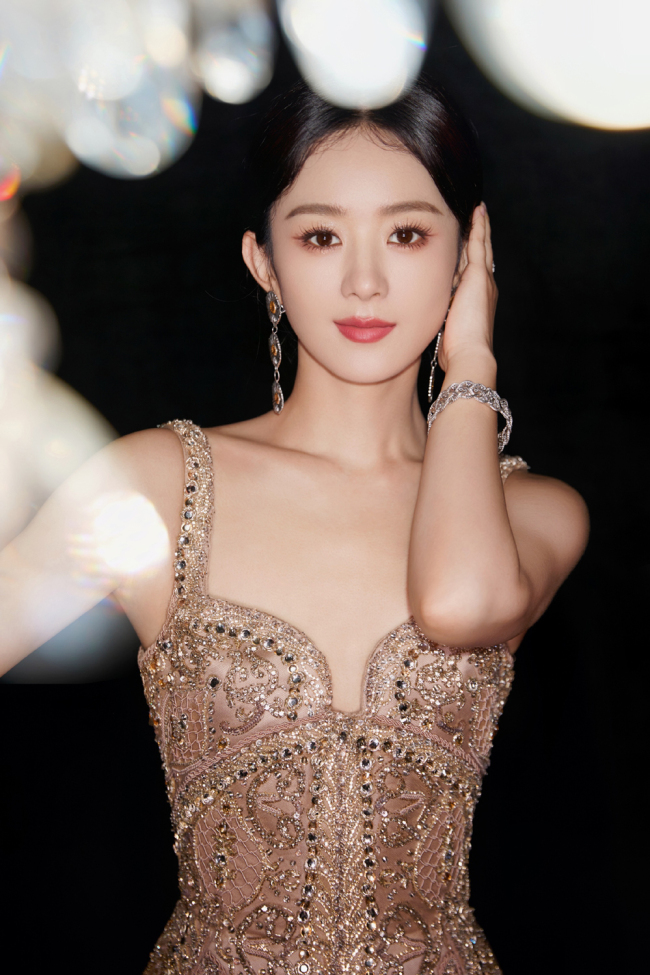 赵丽颖吊带刺绣裙气质典雅 露光滑美背肌肤细腻(3)