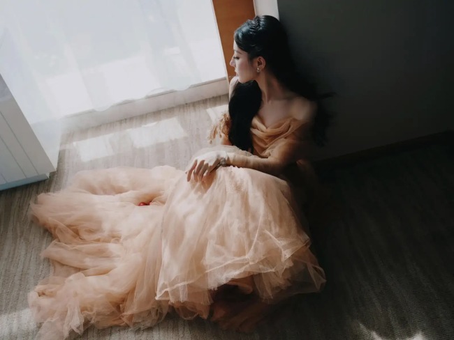 迪丽热巴穿金色鱼尾裙身姿曼妙