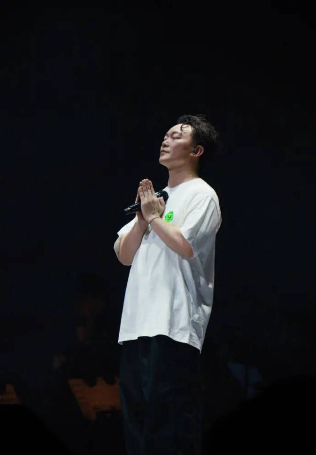 陈奕迅首次透露伤后恢复情况：以后嘴巴可能张不开