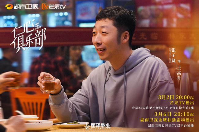 桌子前坐着穿蓝色衣服的人    AI 生成的内容可能不正确。