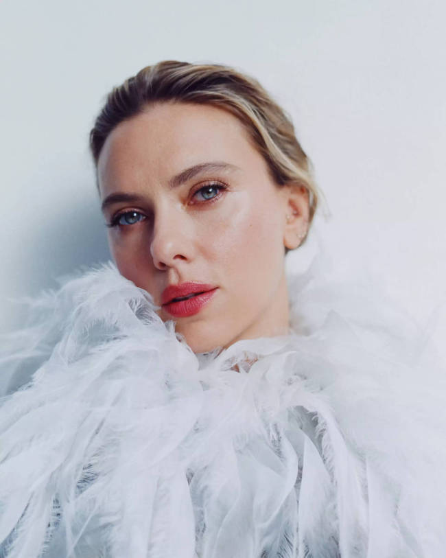 “黑寡妇”斯嘉丽约翰逊拍封面大片！身材火辣吸睛