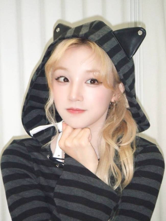 宋雨琦戴猫耳头套俏皮可爱 席地而坐氧气感满满