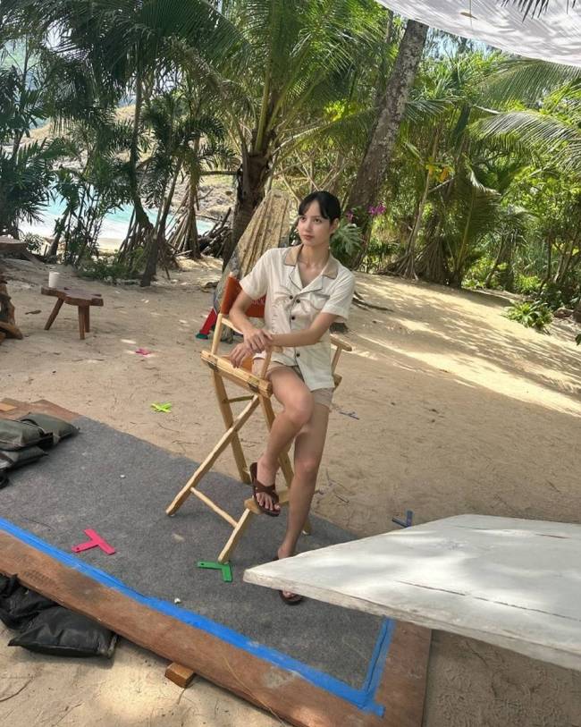 Lisa晒片场照纪录闲居 对镜甜笑恣意感满满