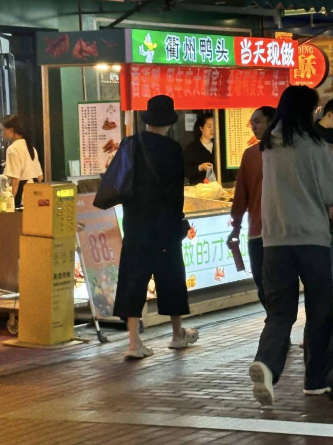 64岁吴镇宇在柳州和女助理逛夜市，穿着洞洞鞋，完全不像大明星 低调亲民获赞