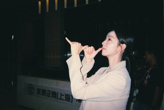 庄达菲晒胶片随拍片场照 脖挂耳机超有文艺范