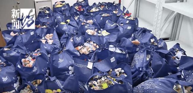 监控：上海迪士尼超50万元玩物被偷
