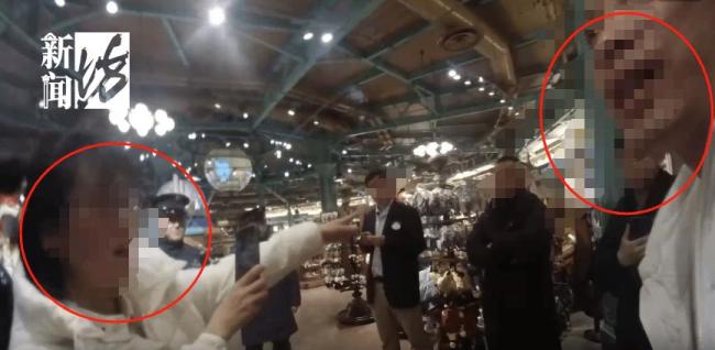 监控：上海迪士尼超50万元玩具被偷(图2)