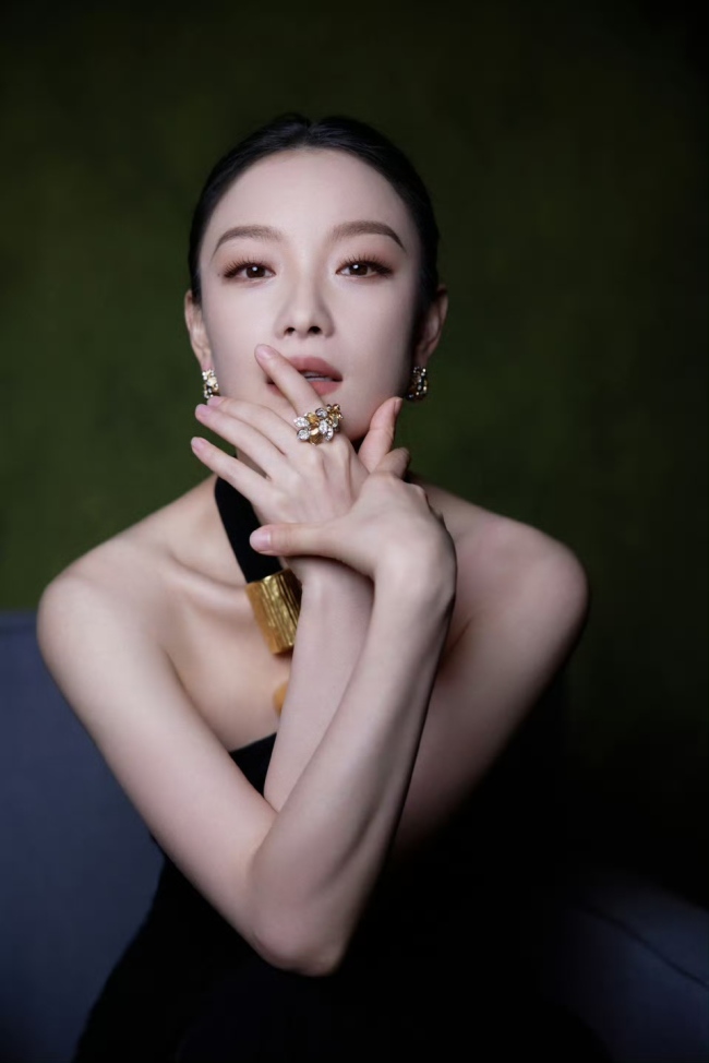 倪妮穿玄色挂脖裙摩登前卫 盘发而立姿态不菲妙曼