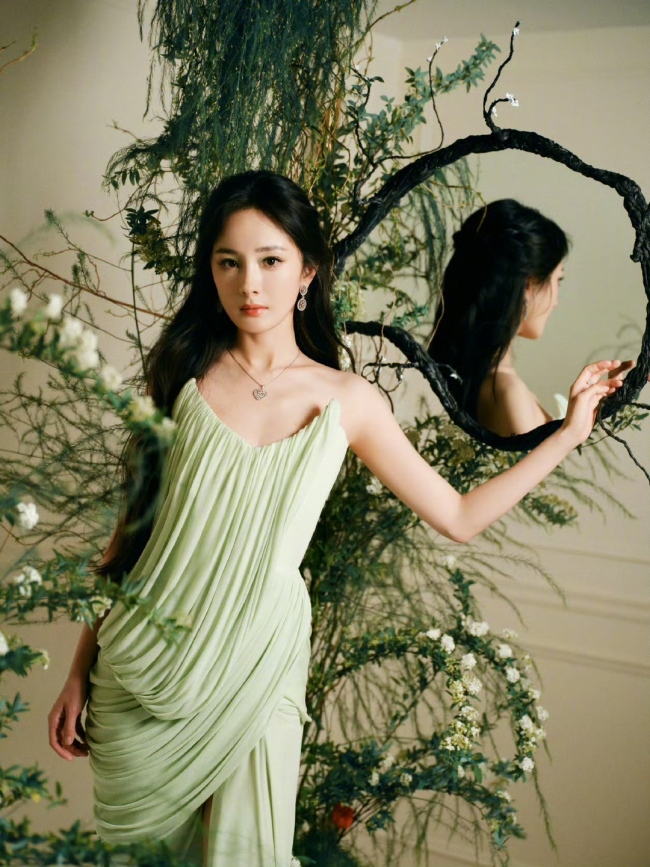 杨幂身着嫩绿开衩裙秒变丛林女神 大方秀皎洁好意思腿