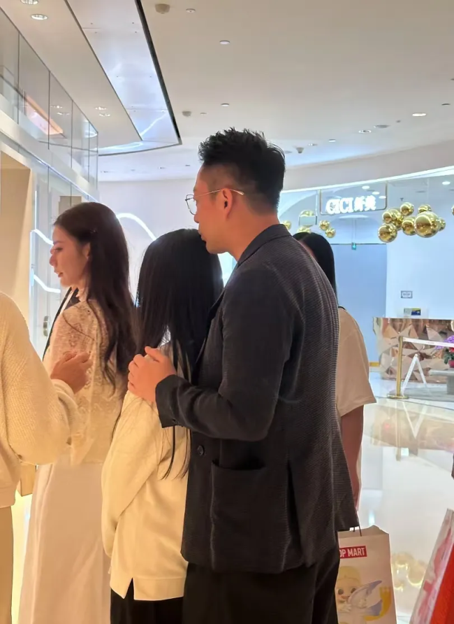 汪小菲带孩子回北京，祖孙三代在商场被偶遇
