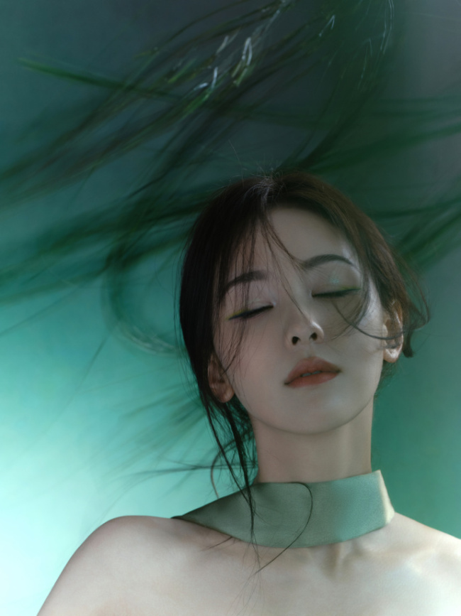 陈齐灵一袭绿色抹胸长裙 站在柳树下宛若当然精灵