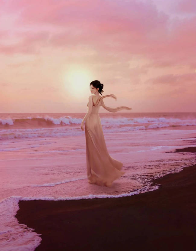 鞠婧祎变身海上神女 手握海螺眼神结拜