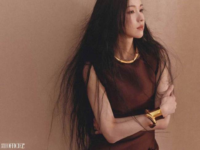 陈齐灵镂空古道衣和缓婉约 金属亮片眼妆慵懒冷艳