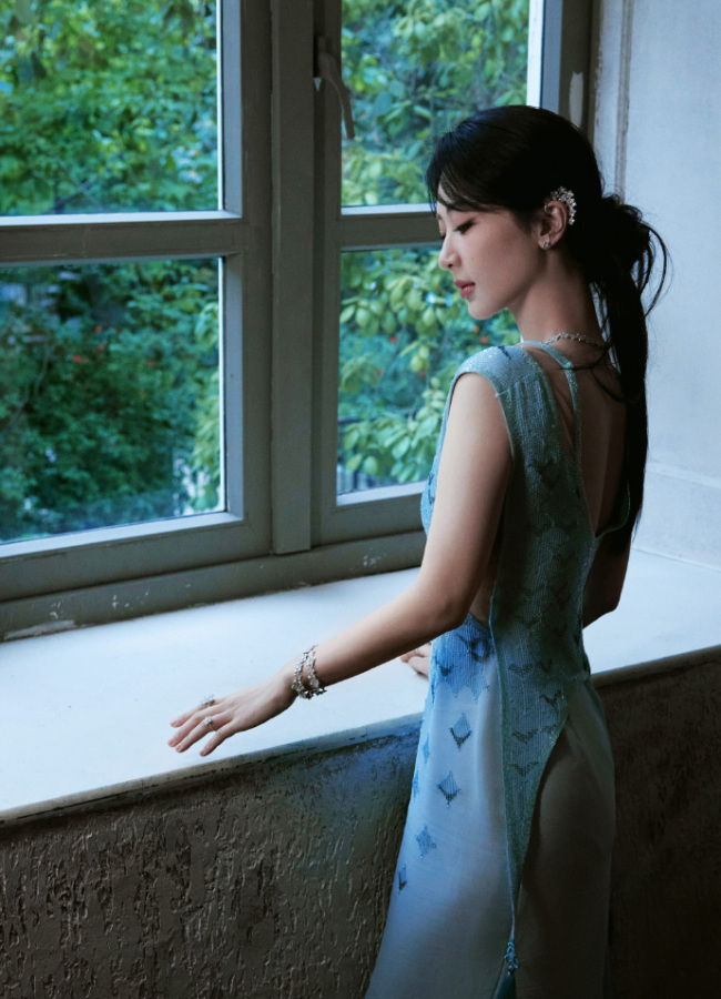 杨紫穿水蓝色高定礼裙 搭配花朵珠宝气质温婉迷东说念主