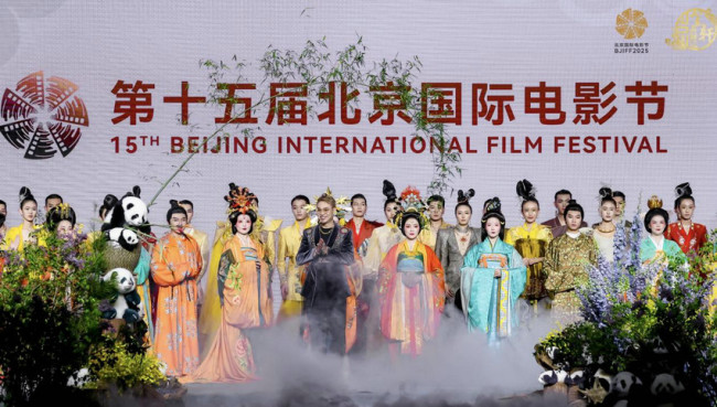 孙笠轩缂丝华服致意大唐风华：非遗身手与光影艺术的千年共舞