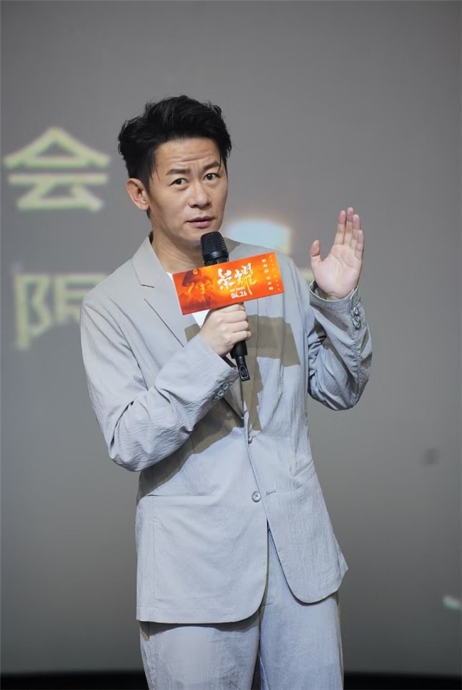 电影《荣耀》郑州首映礼 李健深情表白刘洁涵 粉丝助攻：“在一起”